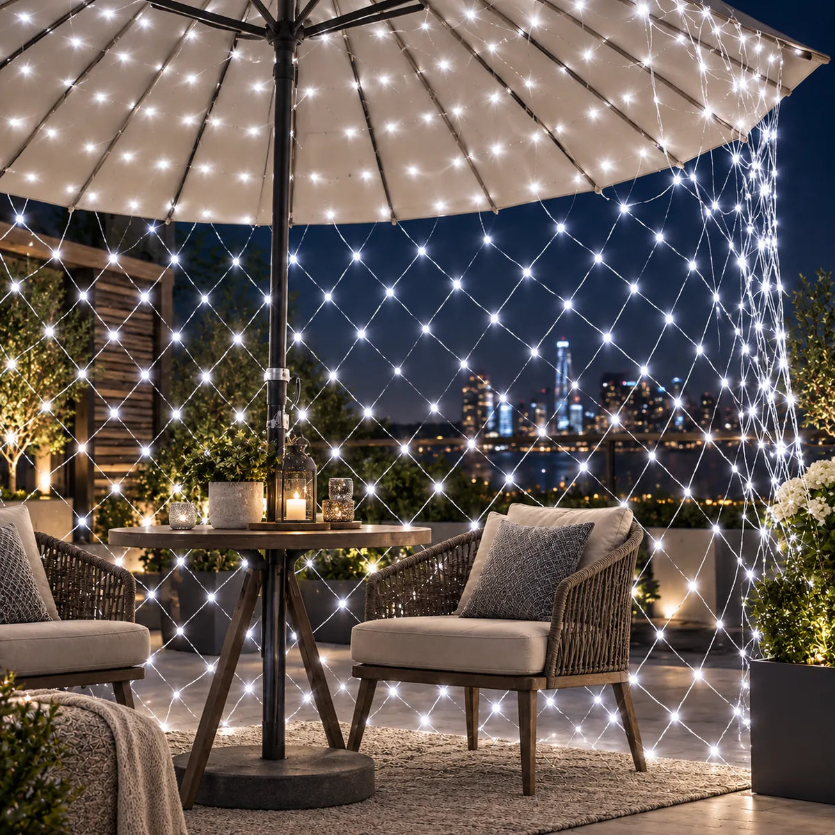 Filet lumineux blanc installé sous un parasol de terrasse