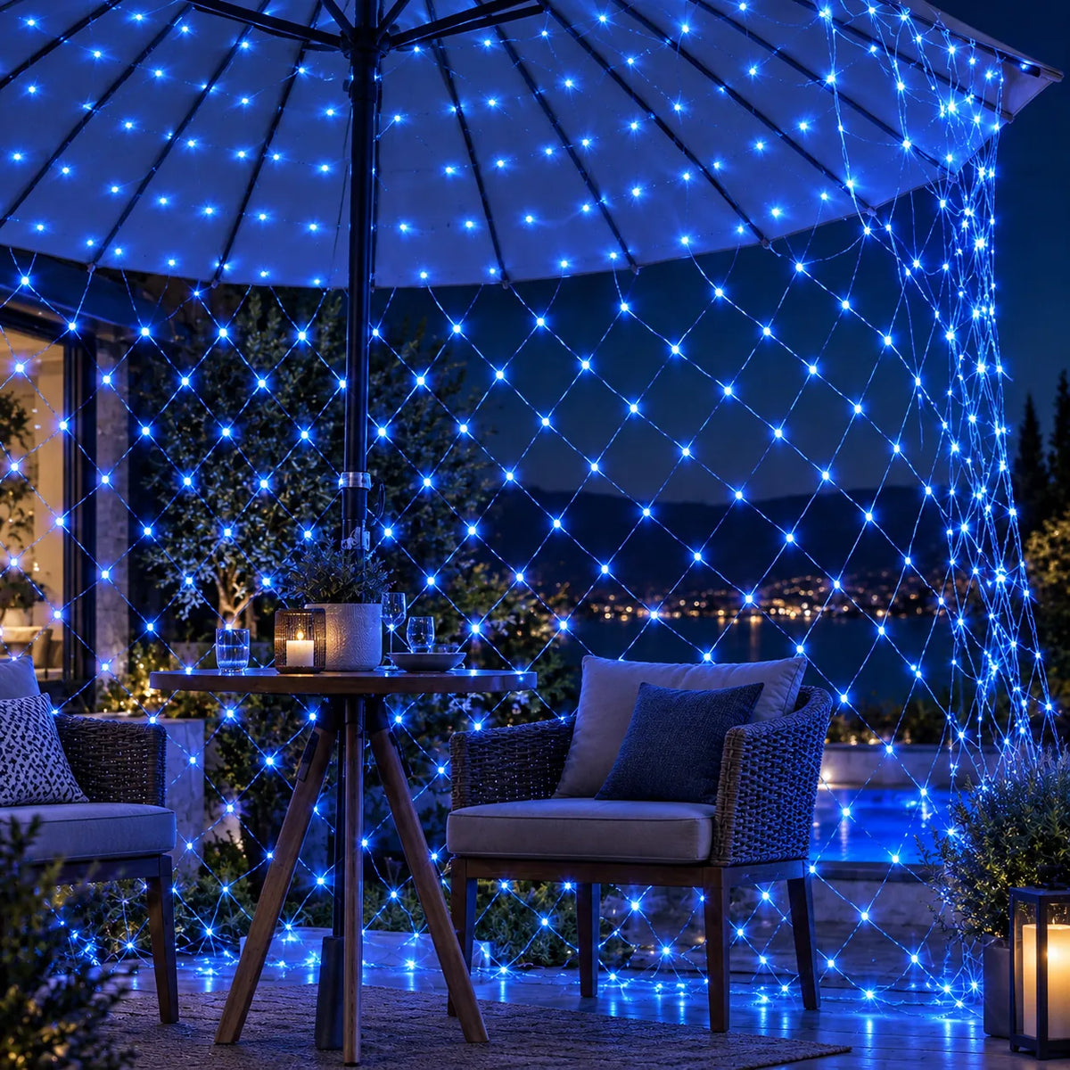 Filet lumineux bleu installé sous un parasol avec vue sur piscine
