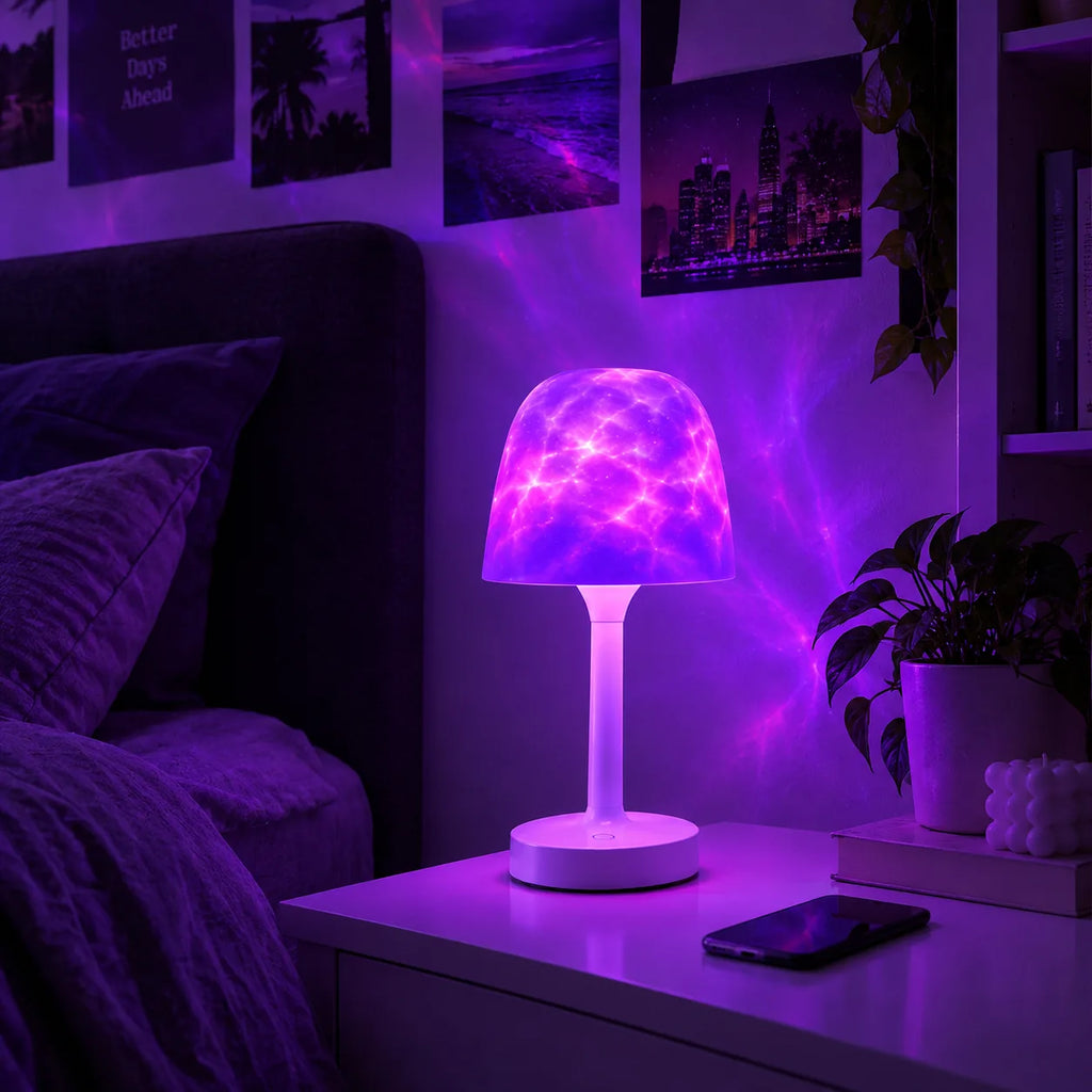 Lampe champignon avec effet aurore boréale violet sur une table de chevet